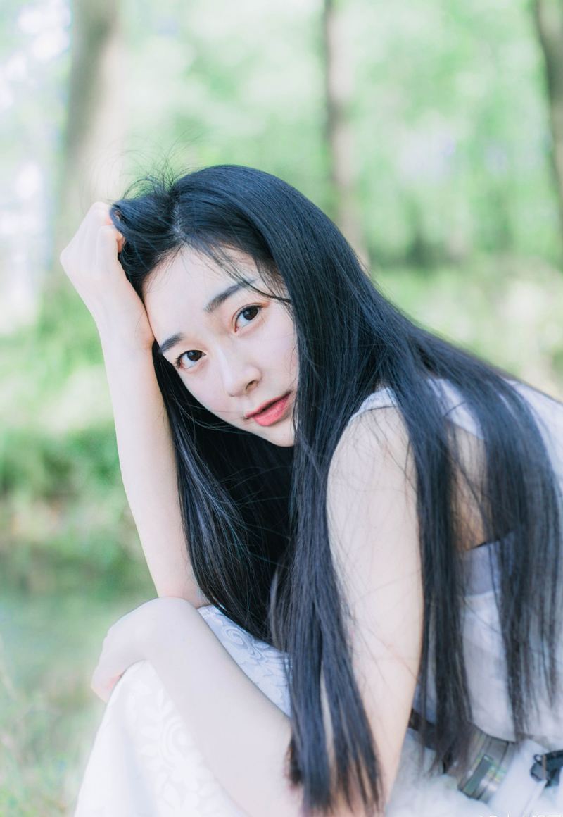 大乔面色立时变得惨白，连忙看向小乔怒斥道：“妹妹在胡说什么？军国大事，妇道人家不得掺和。”